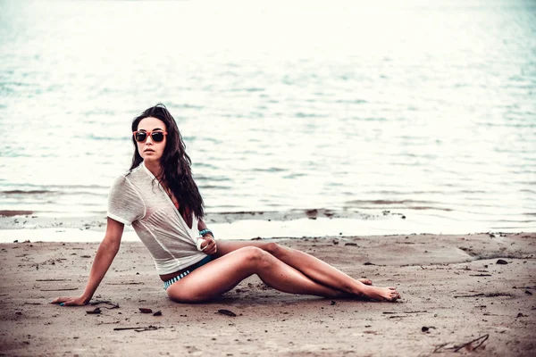 Довге волосся дівчина розслабляється на пляжі — стокове фото