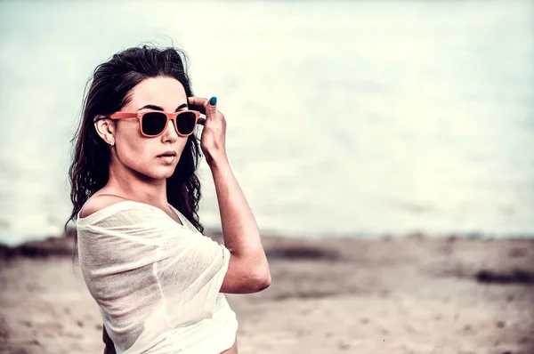 Chica de pelo largo relajándose en la playa — Foto de Stock