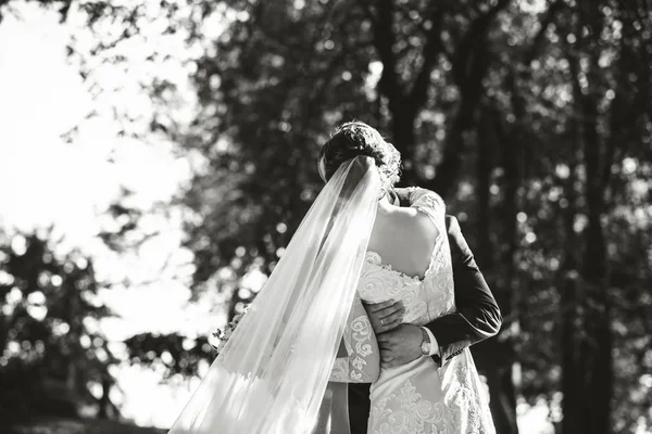 Felice sposa e sposo insieme — Foto Stock