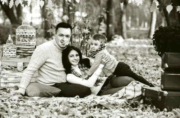 Família feliz no parque, horário de outono — Fotografia de Stock