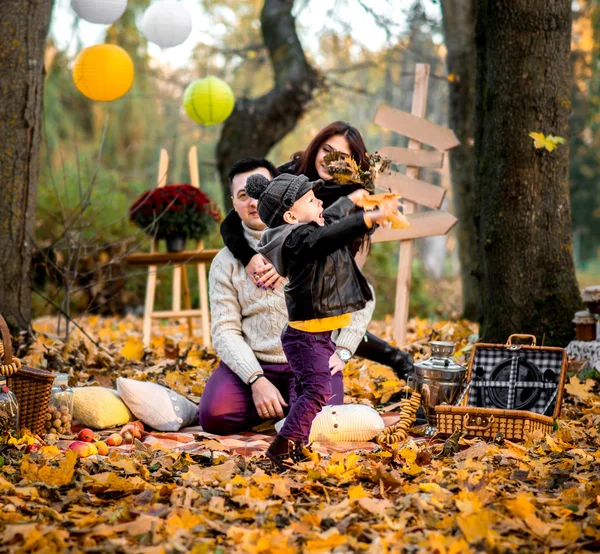 Família feliz no parque, horário de outono — Fotografia de Stock