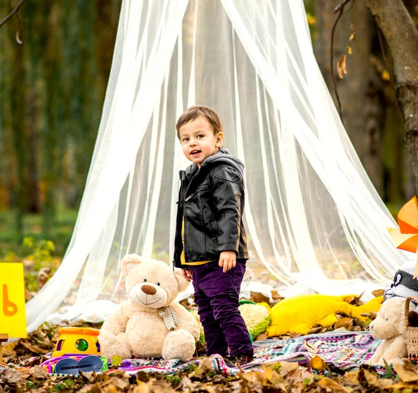 Felice bambino che gioca all'aperto nel parco — Foto Stock