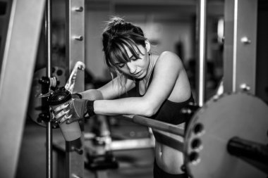 Genç güzel kız spor salonunda egzersiz