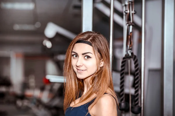 Meisje flink gaan trainen in de sportschool — Stockfoto