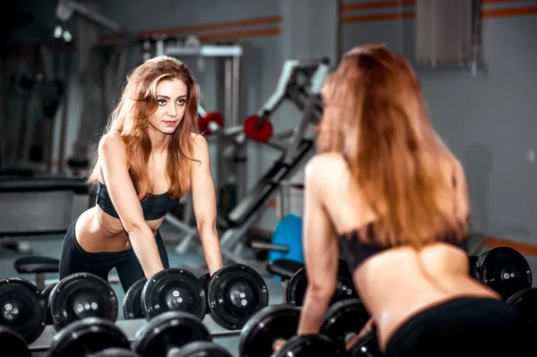 Flicka som träna i gymmet — Stockfoto