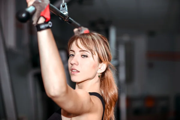 Flicka som träna i gymmet — Stockfoto