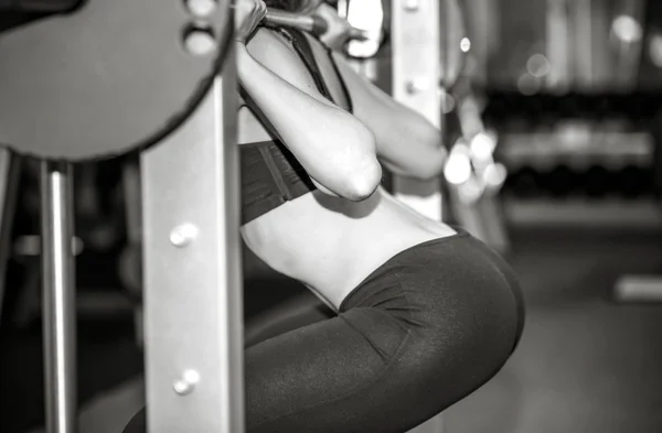 Девушка тренируется в спортзале — стоковое фото