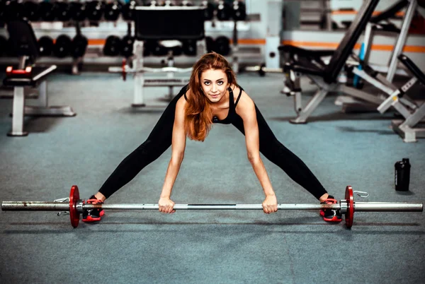 Flicka som träna i gymmet — Stockfoto