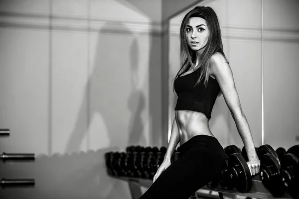 在健身房锻炼的女孩 — 图库照片