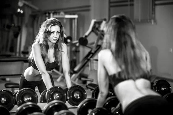 여자는 체육관에서 운동 — 스톡 사진