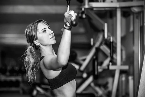 Meisje flink gaan trainen in de sportschool — Stockfoto