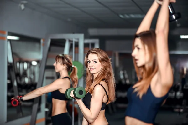 Meisjes training in de sportschool — Stockfoto