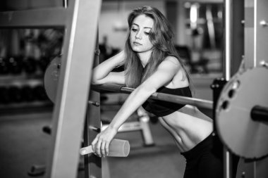 Genç güzel kız spor salonunda egzersiz