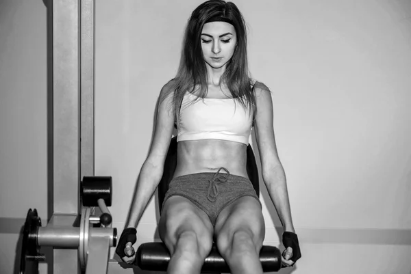 젊은 예쁜 여자는 체육관에서 운동 — 스톡 사진