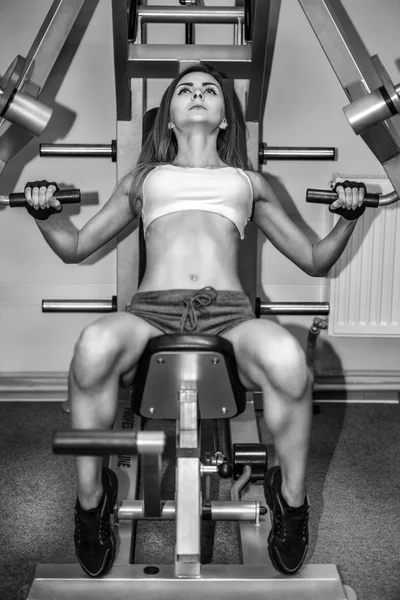 Mooi meisje flink gaan trainen in de sportschool — Stockfoto