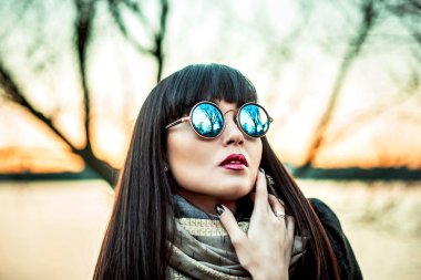 Uzun saçlı esmer kız