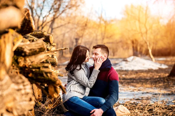 Jeune couple heureux — Photo