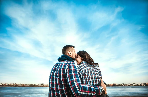 Jeune couple heureux — Photo