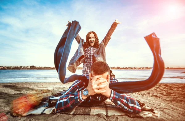 Jonge gelukkige paar — Stockfoto