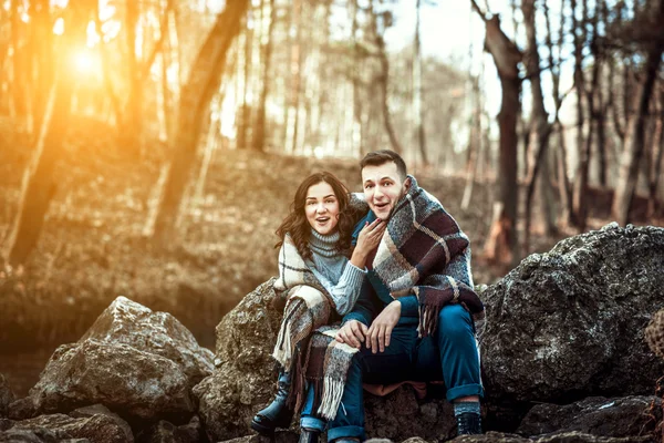 Молодая счастливая пара — стоковое фото