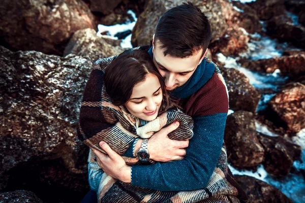 Jonge gelukkige paar — Stockfoto