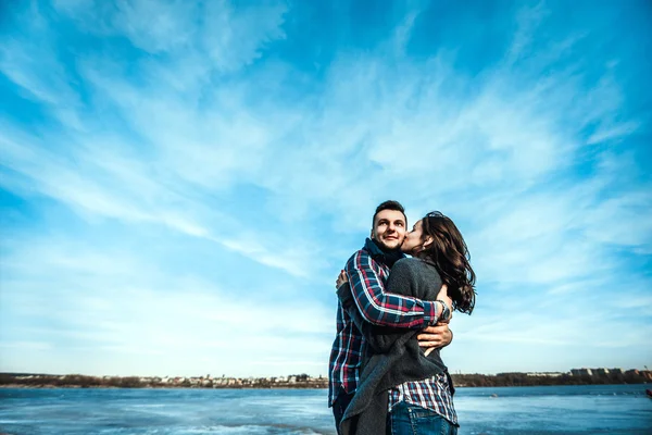 Jeune couple heureux — Photo