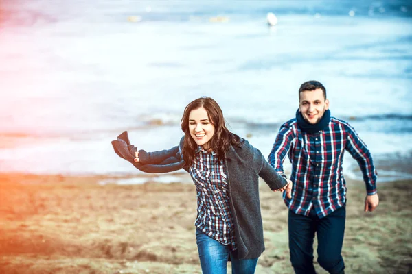 Pareja feliz joven —  Fotos de Stock