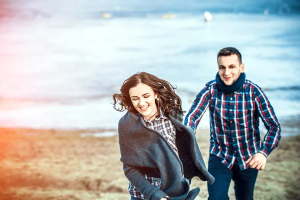 Pareja feliz joven —  Fotos de Stock