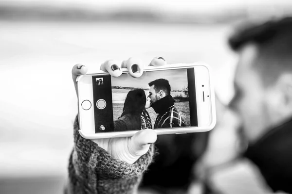 Mão feminina fazer selfie — Fotografia de Stock