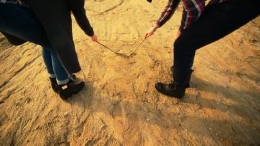 Genç çift çizim kalp