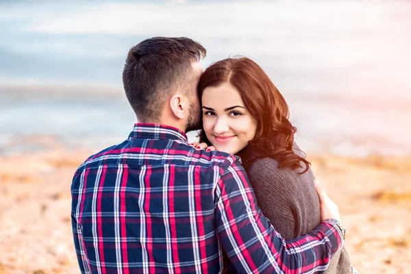 Jeune couple heureux en plein air — Photo