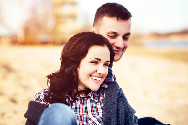 Jeune couple heureux — Photo