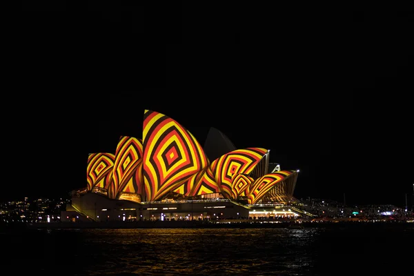 悉尼歌剧院在悉尼生动节日版 2016年期间 — 图库照片