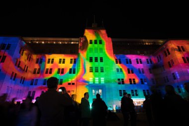 SYDNEY, AUSTRALIA - 31 Mayıs 2015: Sydney, Sydney 'de düzenlenen yıllık ışık, müzik ve fikir festivali. Açık hava ışık tesisatı ve projeksiyonlarını içeriyor. Burası Avustralya çağdaş sanatlar müzesi..