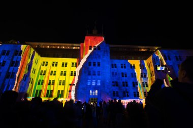 SYDNEY, AUSTRALIA - 31 Mayıs 2015: Sydney, Sydney 'de düzenlenen yıllık ışık, müzik ve fikir festivali. Açık hava ışık tesisatı ve projeksiyonlarını içeriyor. Burası Avustralya çağdaş sanatlar müzesi..