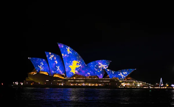 悉尼歌剧院在悉尼生动节日版 2016年期间 — 图库照片