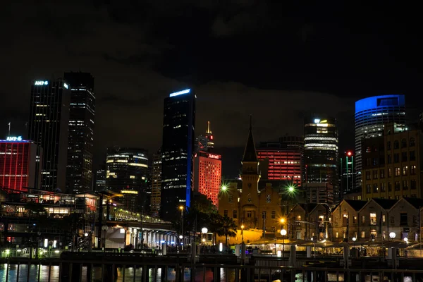 澳大利亚悉尼 2015年5月31日 悉尼生动活泼是在悉尼举行的一年一度的光 音乐和思想节 它包括室外浸入式照明装置和投影 悉尼的许多标志性建筑都有灯光投射 — 图库照片