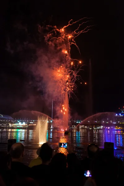 Rotes Feuerwerk in der Nacht in der Stadt — Stockfoto
