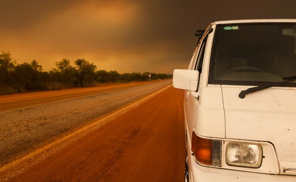 Οδήγηση στο outback Αυστραλία κάτω από την πυρκαγιά μια Μπους — Φωτογραφία Αρχείου