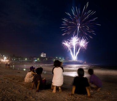 Yeni yıl arifesi 2015 fireworks Coogee plajda izlerken çocuklar Sydney