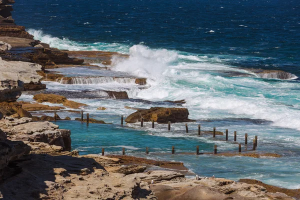 Piscina rocciosa sulla spiaggia di Maroubra — Foto Stock