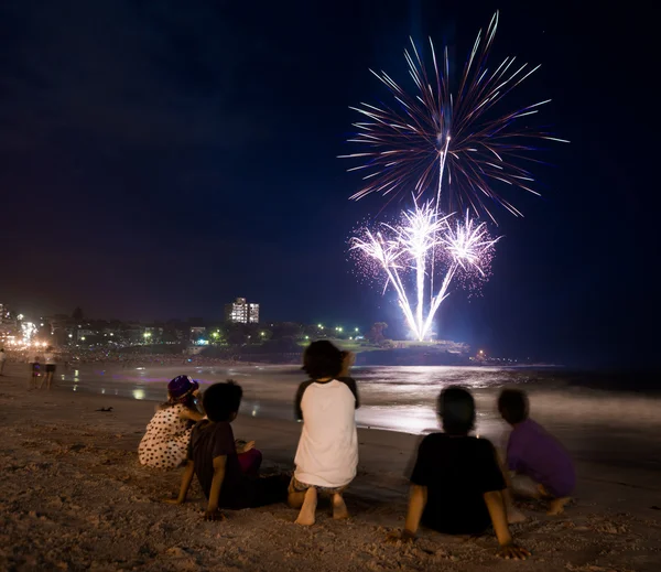 孩子们看新年前夕 2015年烟花在库吉海滩悉尼 — 图库照片