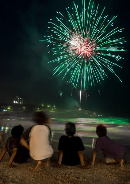 Kids watching new year eve 2015 fireworks at Coogee Beach, Sydney — Stock Photo, Image