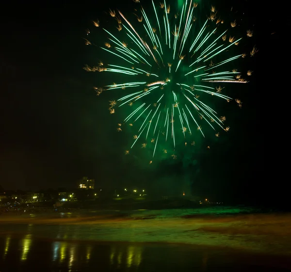 Fogos de artifício contra o céu escuro — Fotografia de Stock