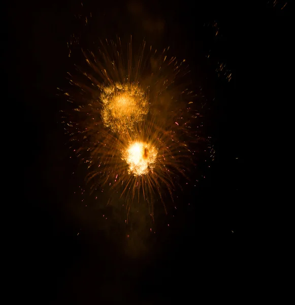 Feuerwerk vor dunklem Himmel — Stockfoto