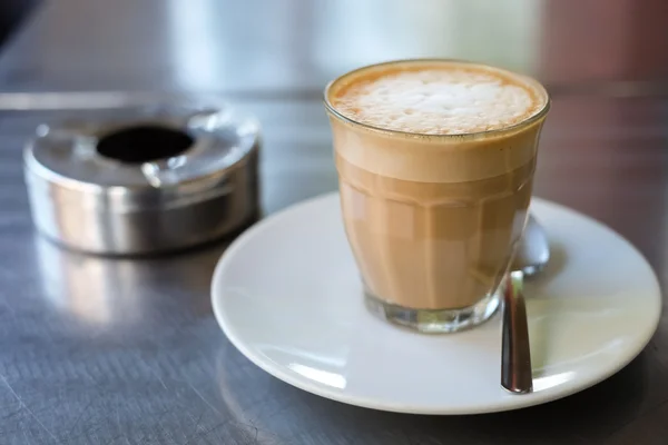 Cam kahve ve Sigara — Stok fotoğraf