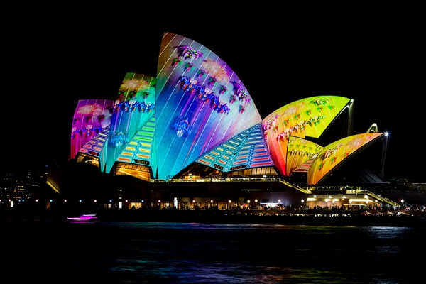 鮮やかな祭りの期間中シドニー ・ オペラ ・ ハウス — ストック写真