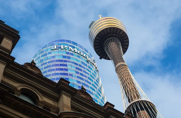 o J.P Morgan Merkez Westfield Kulesi'nin yanında ayakta