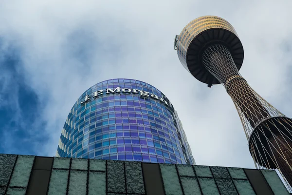 o J.P Morgan Merkez Westfield Kulesi'nin yanında ayakta