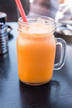 Taze sıkılmış meyve suyu cam kavanozda